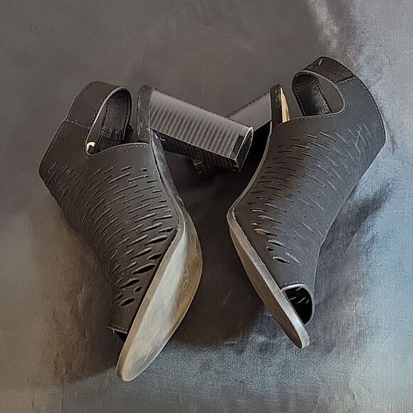 REPORT CUTOUT DESIGN DETAILS PEEP TOE ANKLE STRAP GOLD BUCKLE SANDAL - Picture 12 of 14